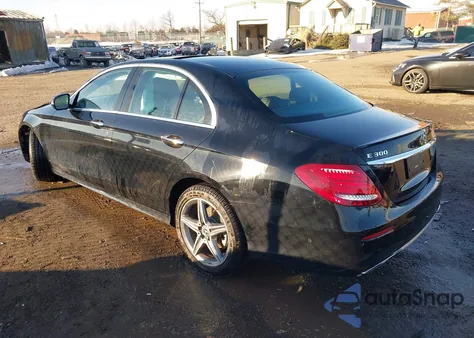 2019 Mercedes-Benz E 300 4Matic z USA, uszkodzony, nr VIN WDDZF4KB4KA508339